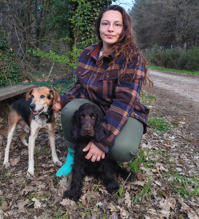 Éducatrice canine et toiletteuse de Passion Happy Dog en balade avec un chien