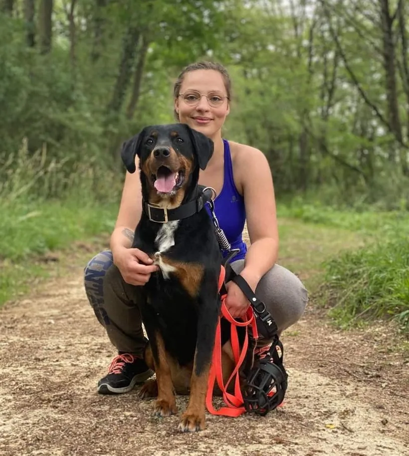 Justine, éducatrice canine et toiletteuse, avec un chien en balade
